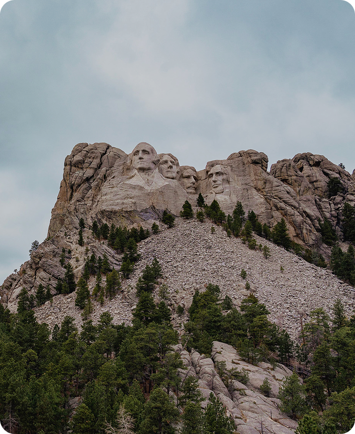 Mount Rushmore on a cloudy day.
