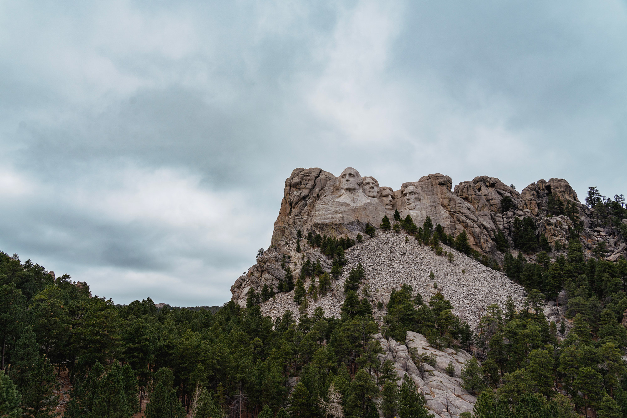 Mount Rushmore on a cloudy day.